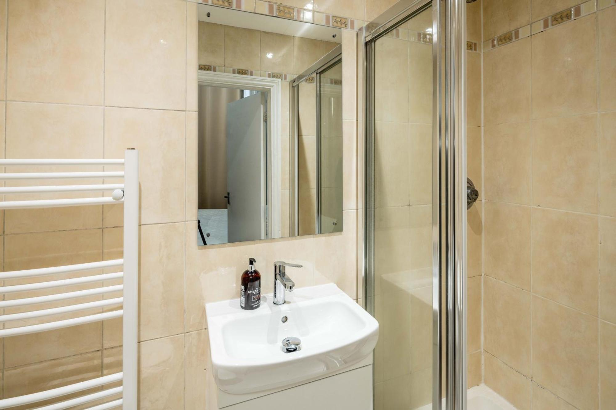 Gloucester Station Gem: 3 Bedroom Oasis London Luaran gambar